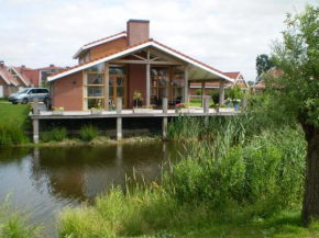 Comfortable waterside holiday villa, Biddinghuizen